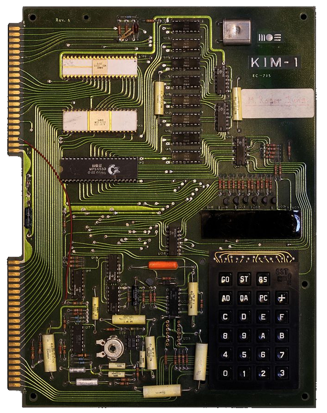 КИМ-1 - самосборный компьютер, проданный в середине 70-х годов компанией MOS Technology, оснащенный процессором 6502, клавиатурой, памятью и ЖК-дисплеем