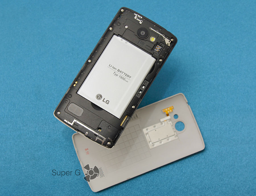 Pod pokrywą znajduje się gniazdo na karty pamięci Micro SD i inne urządzenia wewnątrz